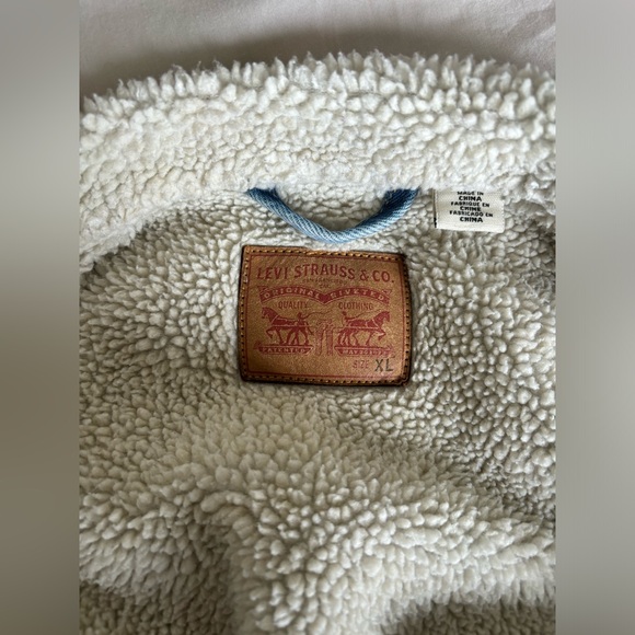 Levi’s denim jacket with Sherpa lining (XL) - Picture 2 of 4
